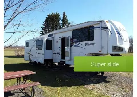 2011 Forest River Wildcat 34 ft fifth wheel